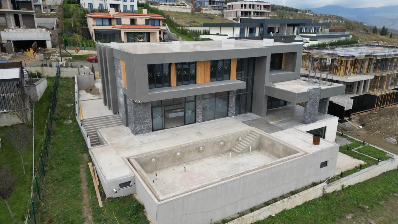 იყიდება 7 ოთახიანი კერძო სახლი
