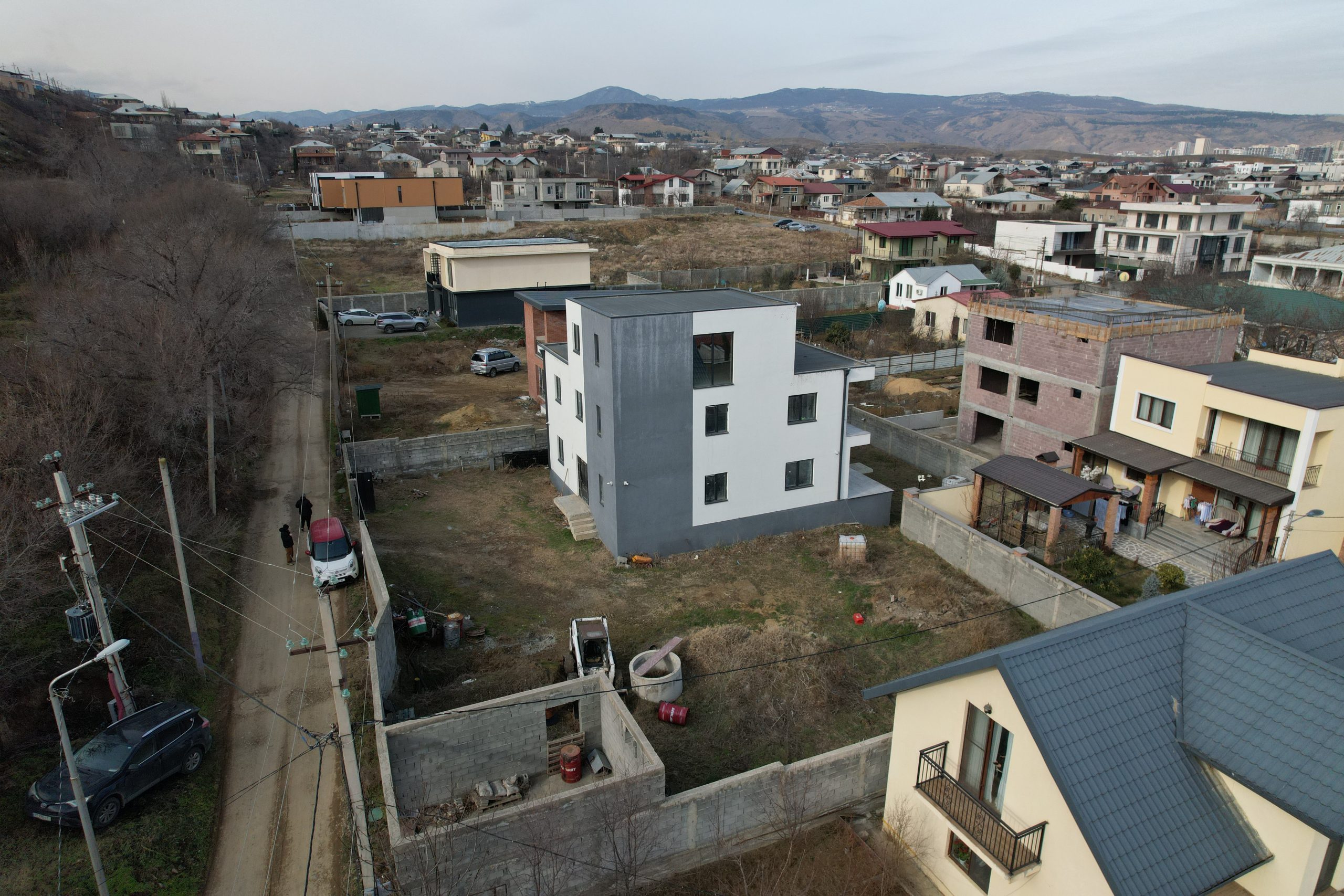 იყიდება 9 ოთახიანი კერძო სახლი